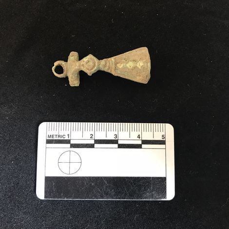 Roman bow brooch deals