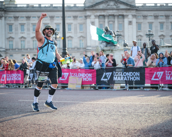 ruben-celebrating-finishing the london marathon